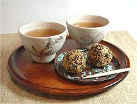 ほうじ茶と自家製ごま団子